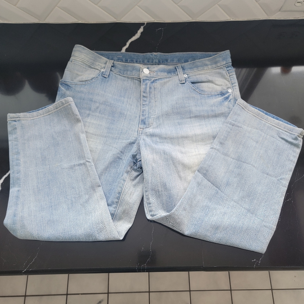 Calvin Klein Blue Ice Cropped Boyfriend Jeans. Size 31 - Picture 8 of 8